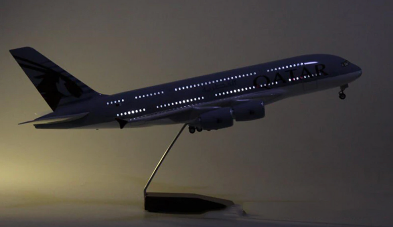 Qatar Airways Airbus A380 Airplane Model (1/160 Scale)